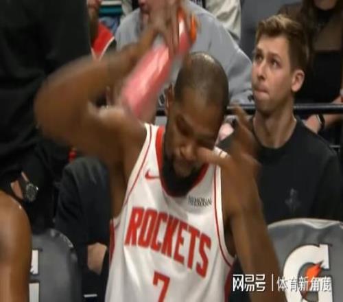 费赠球衣慰,藉轮椅球迷,队长温情传,天天盈球足球比分,天天盈球比分官网,天天盈球体育,天天盈球网页版,天天盈球app下载电脑版