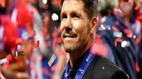 警察球迷燃放烟花辱骂观赛，MSN罚款并解雇